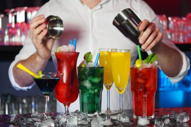 Drinks i mange forskellige farver lavet af bartender