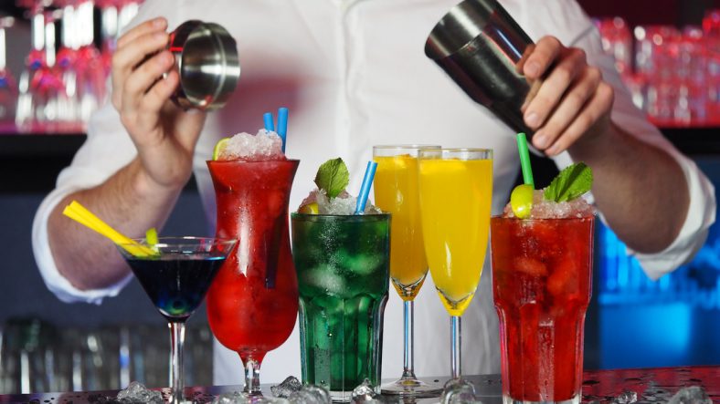 Drinks i mange forskellige farver lavet af bartender