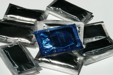 Kondomer i forskellige farver og størrelser