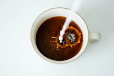 Mælk bliver hældt i kaffe